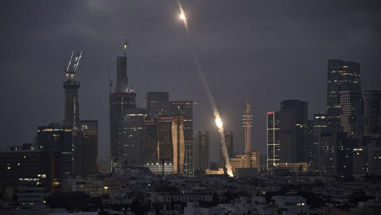 Izraeli: Euforia i lë vendin frikës pas reshjeve të raketave iraniane mbi Tel Aviv