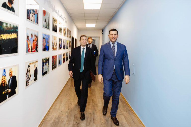 Krasniqi takon të dërguarin norvegjez Mathisen – diskutojnë për situatën politike dhe zhvillimet rajonale