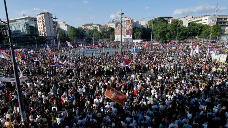 Çfarë kërkojnë protestuesit në Serbi dhe çfarë pritet më tej?