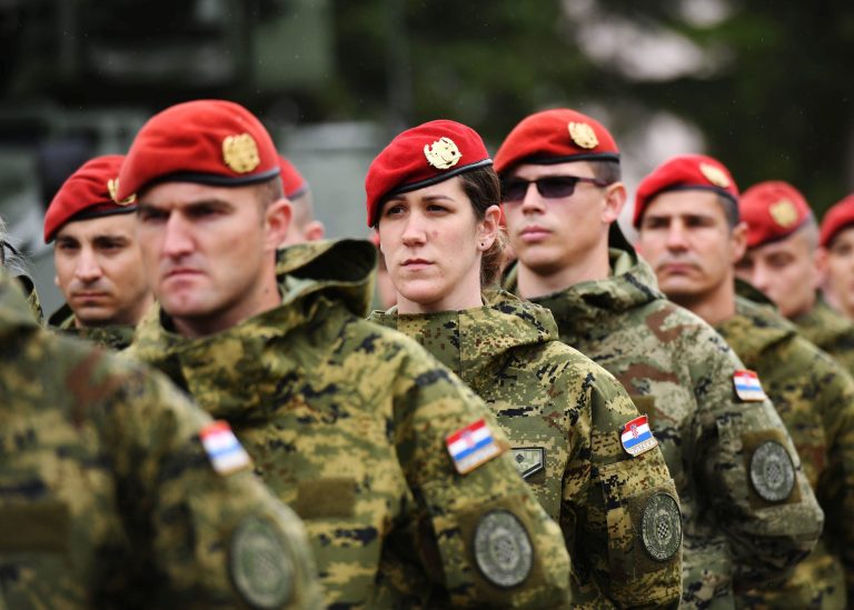 Rikthehet shërbimi ushtarak në Kroaci: Dy muaj me uniformë dhe pagë 1,100 euro!