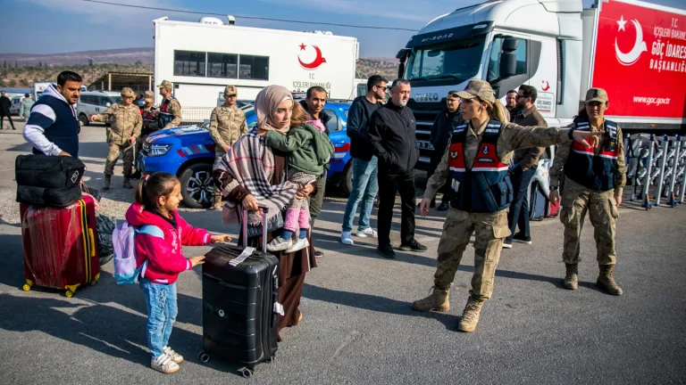 Mbi 400 mijë refugjatë sirianë kthehen nga Turqia në vendlindje – UNHCR e sheh si shenjë shprese