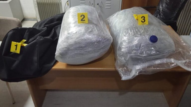 Arratiset i dyshuari i armatosur në kufi me Shqipërinë – lë pas çantën me 21 kilogramë drogë