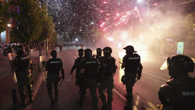 Beogradi shndërrohet në zonë lufte: përleshje e ashpër mes protestuesve dhe policisë