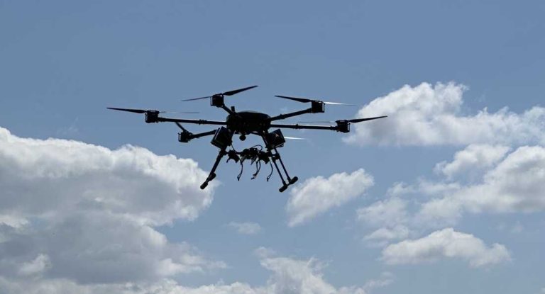 Dronë serbë mbi institucione strategjike në Kosovë – KFOR dhe Policia rrisin vëzhgimin