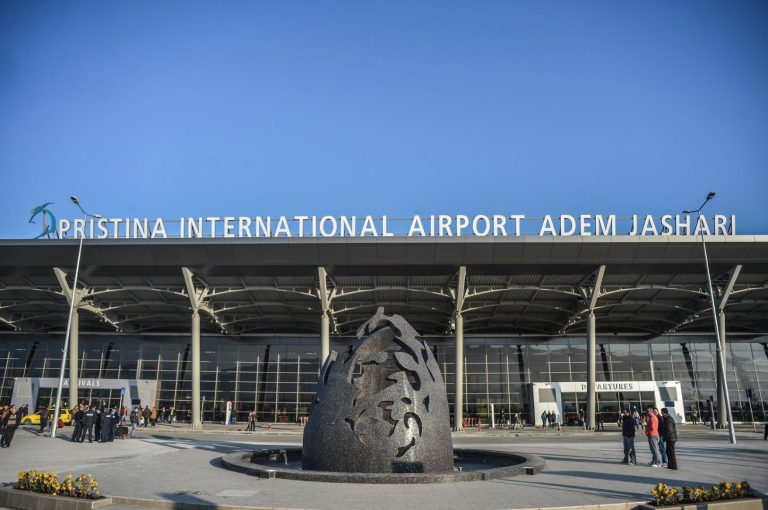 Kapet në aeroportin e prishtinës: udhëtari nga londra fshehu katër orë luksoze, vlera mbi 45 mijë euro