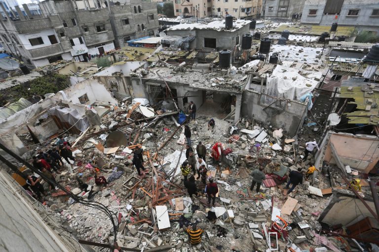 Bombat amerikane të përdorura në sulmet vdekjeprurëse izraelite ndaj shkollave në Gaza, thotë Human Rights Watch