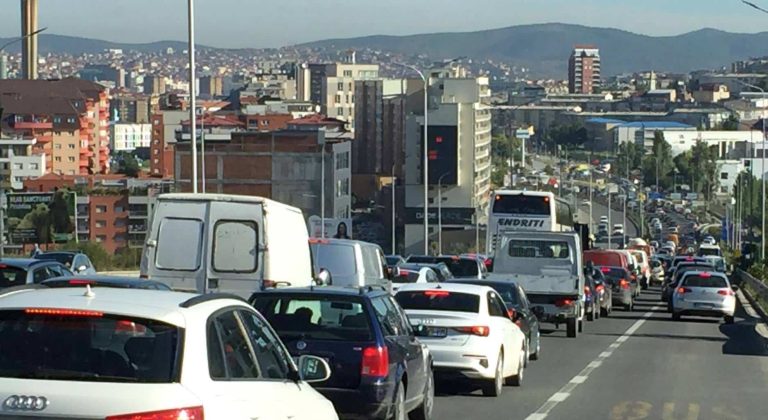Aksident i rëndë në veternik: kamioni dhe dy vetura përfshihen, një i lënduar