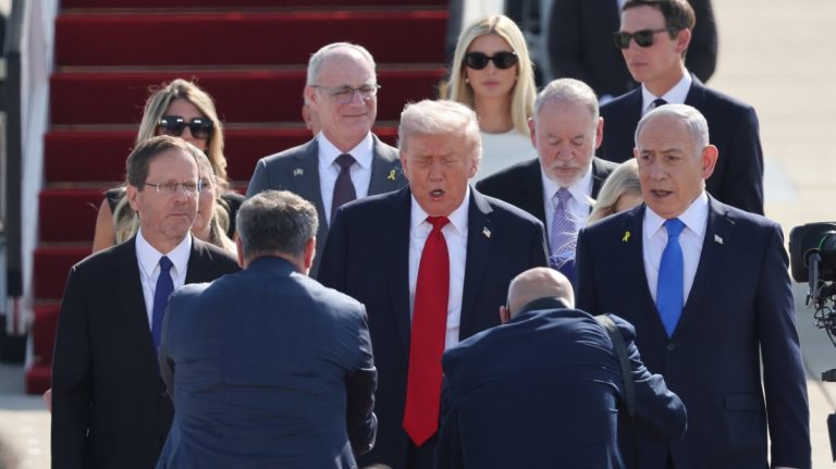 Trump mbërrin në Izrael për të promovuar armëpushimin në Gaza