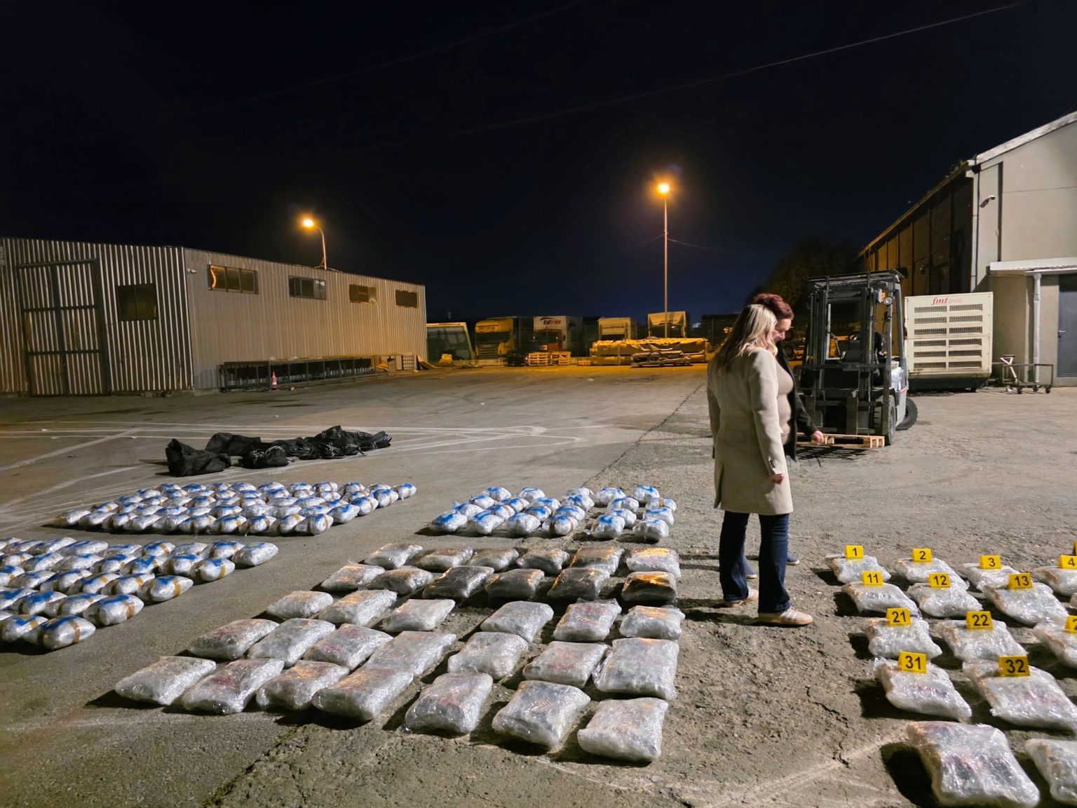 Prishtinë, një personi i gjenden mbi 200 kilogramë drogë në kamion, ndalohet për 48 orë Prishtinë, një personi i gjenden mbi 200 kilogramë drogë në kamion, ndalohet për 48 orë