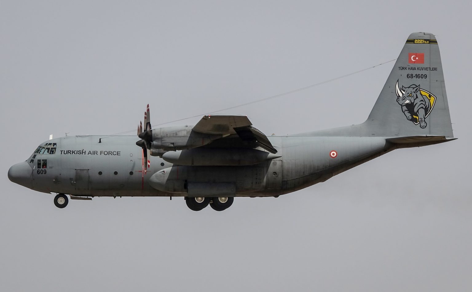 Turqia thotë se s’ka të mbijetuar nga rrëzimi i avionit ushtarak