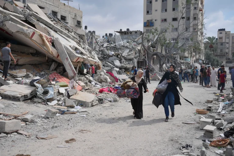 Gaza nën shi dhe rrënoja: Familjet kthehen në shtëpitë e shkatërruara për të mbijetuar