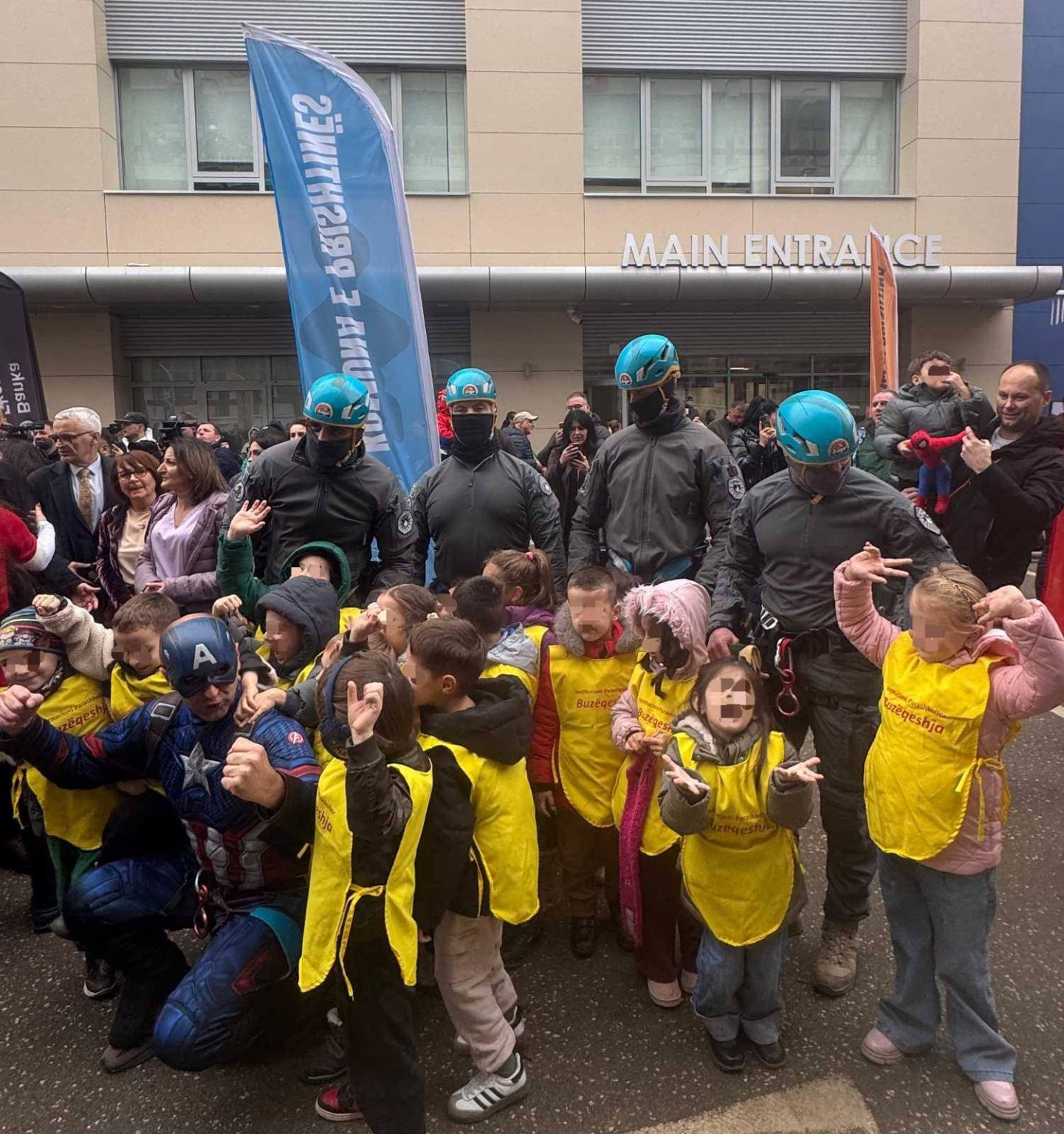 Superheronjtë e Policisë zbresin në Pediatri për të sjellë buzëqeshje