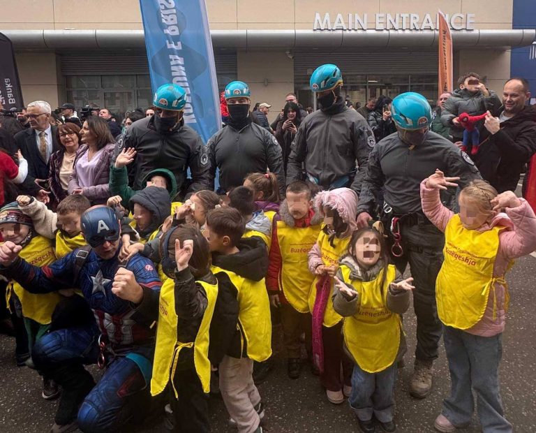 Superheronjtë e Policisë zbresin në Pediatri për të sjellë buzëqeshje
