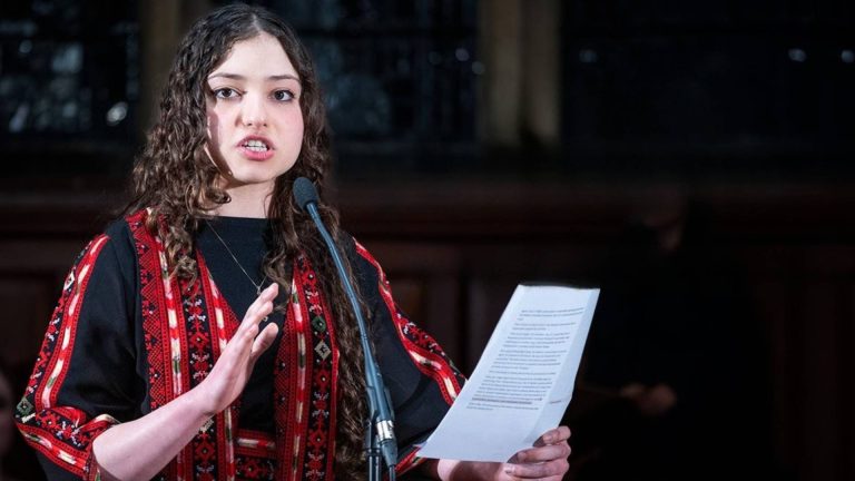 Një epokë e re në Oxford: Vajza palestineze zgjidhet në krye të Unionit prestigjioz Një epokë e re në Oxford: Vajza palestineze zgjidhet në krye të Unionit prestigjioz