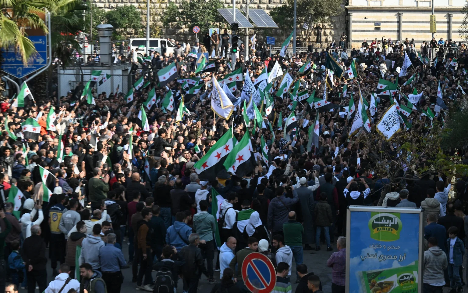 Mijëra sirianë festojnë një vit nga rënia e regjimit të Bashar al-Assad në Hama