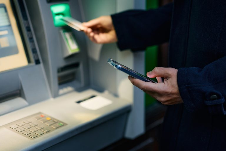 Fitime rekorde, tarifa dyfish: Bankat ua shtrenjtojnë shërbimet qytetarëve