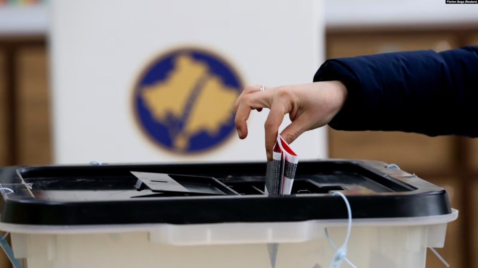Gara zgjedhore merr formë: Tre koalicione parazgjedhore hyjnë në zgjedhjet e 28 dhjetorit Gara zgjedhore merr formë: Tre koalicione parazgjedhore hyjnë në zgjedhjet e 28 dhjetorit