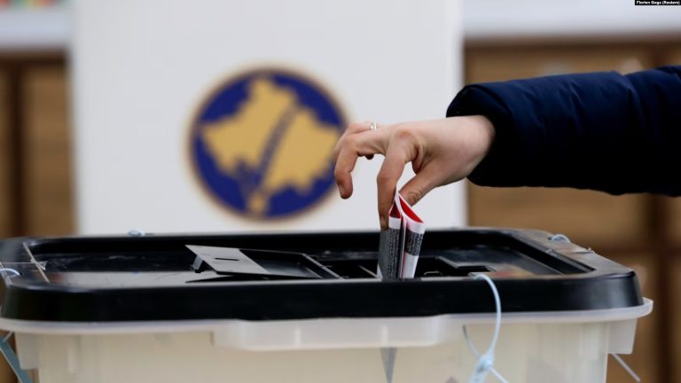 Gara zgjedhore merr formë: Tre koalicione parazgjedhore hyjnë në zgjedhjet e 28 dhjetorit Gara zgjedhore merr formë: Tre koalicione parazgjedhore hyjnë në zgjedhjet e 28 dhjetorit