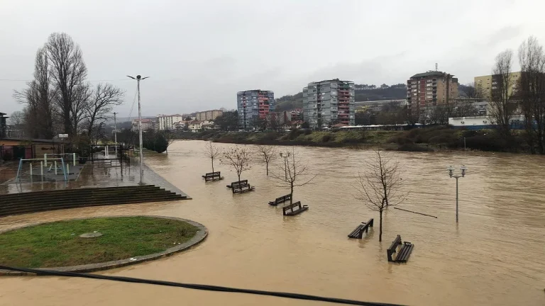 Situatë alarmante nga reshjet: lumenjtë rriten, banorë të izoluar në disa zona Situatë alarmante nga reshjet: lumenjtë rriten, banorë të izoluar në disa zona