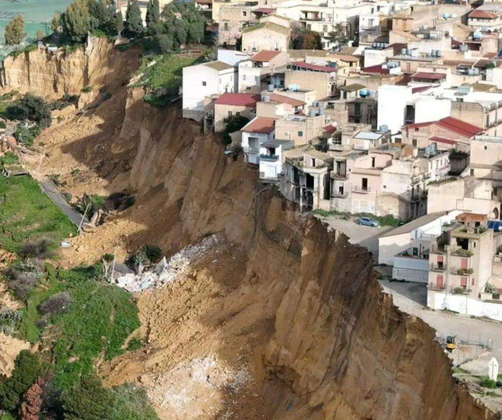 Siçilia përballet me emergjencë, qyteti kodrinor rrezikon shembjen Siçilia përballet me emergjencë, qyteti kodrinor rrezikon shembjen