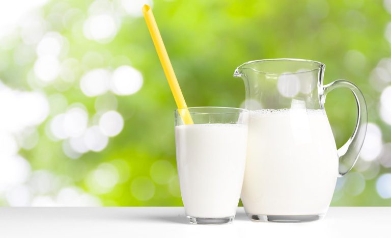 10 Pije që ju hidratojnë po aq mirë ose më mirë sa uji