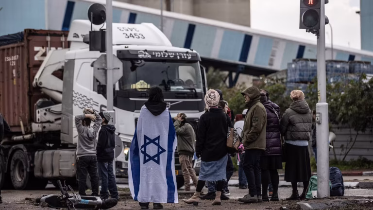 Franca lëshon urdhër-arreste për dy aktiviste franko-izraelite të dyshuara për pengimin e ndihmës humanitare drejt Gazës