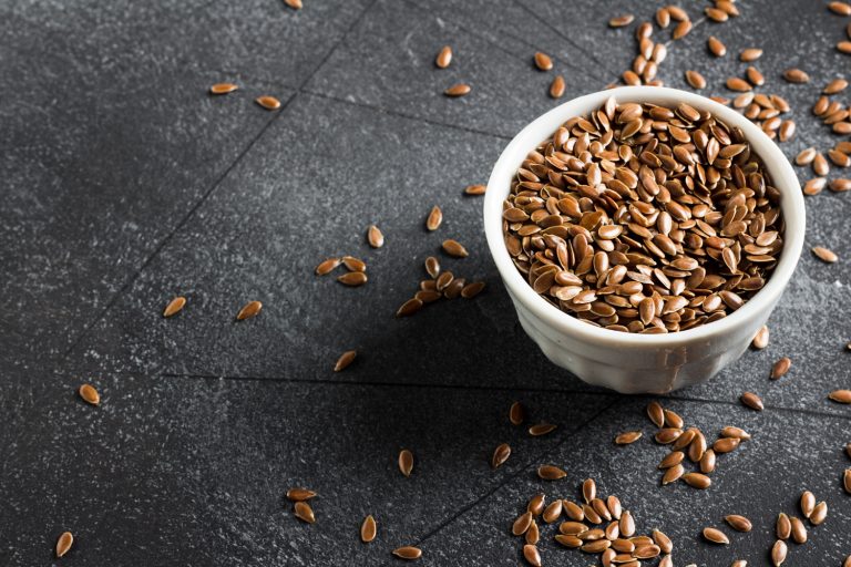 4 ushqime që përmbajnë më shumë omega-3 për porcion sesa peshku