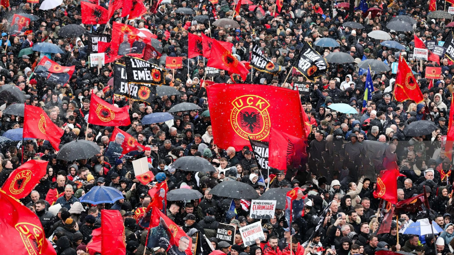 Kosova 18 vjet pavarësi: Protestë në Prishtinë, proces gjyqësor në Hagë Kosova 18 vjet pavarësi: Protestë në Prishtinë, proces gjyqësor në Hagë