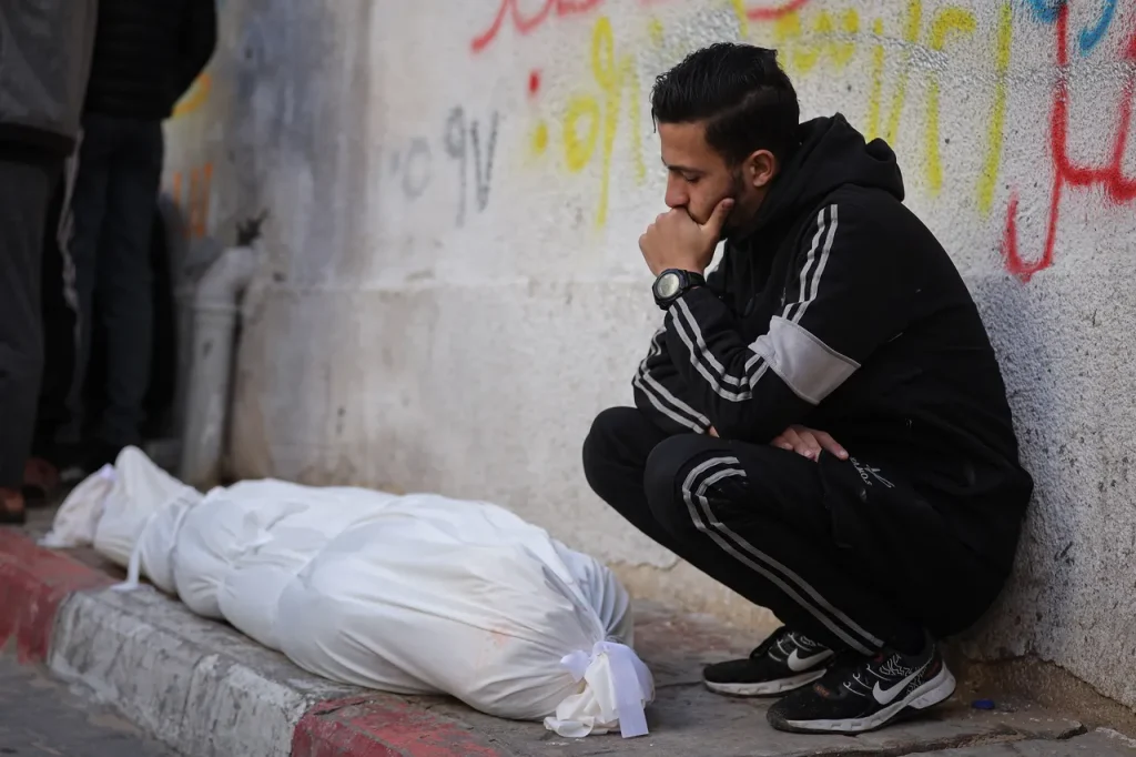 Gaza pranon 54 trupa palestinezësh dhe 66 kuti me mbetje njerëzore, të liruar nga Izraeli Gaza pranon 54 trupa palestinezësh dhe 66 kuti me mbetje njerëzore, të liruar nga Izraeli