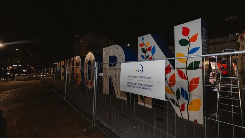 Monumenti NEWBORN rrethohet simbolikisht me “hekurat e burgut”, aksion i aktivistëve në Prishtinë Monumenti NEWBORN rrethohet simbolikisht me “hekurat e burgut”, aksion i aktivistëve në Prishtinë