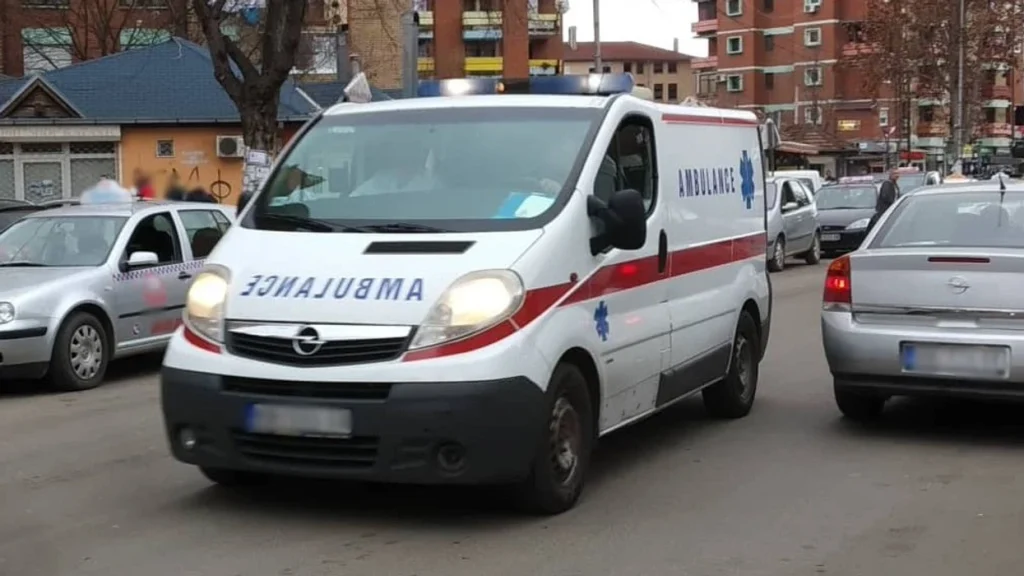 Mitrovicë, 76-vjeçari goditet nga një veturë, dërgohet në spital Mitrovicë, 76-vjeçari goditet nga një veturë, dërgohet në spital