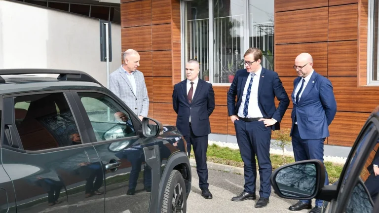 Gjermania i dhuron Policisë së Kosovës pesë vetura dhe pajisje teknologjike për forcimin e sigurisë kufitare