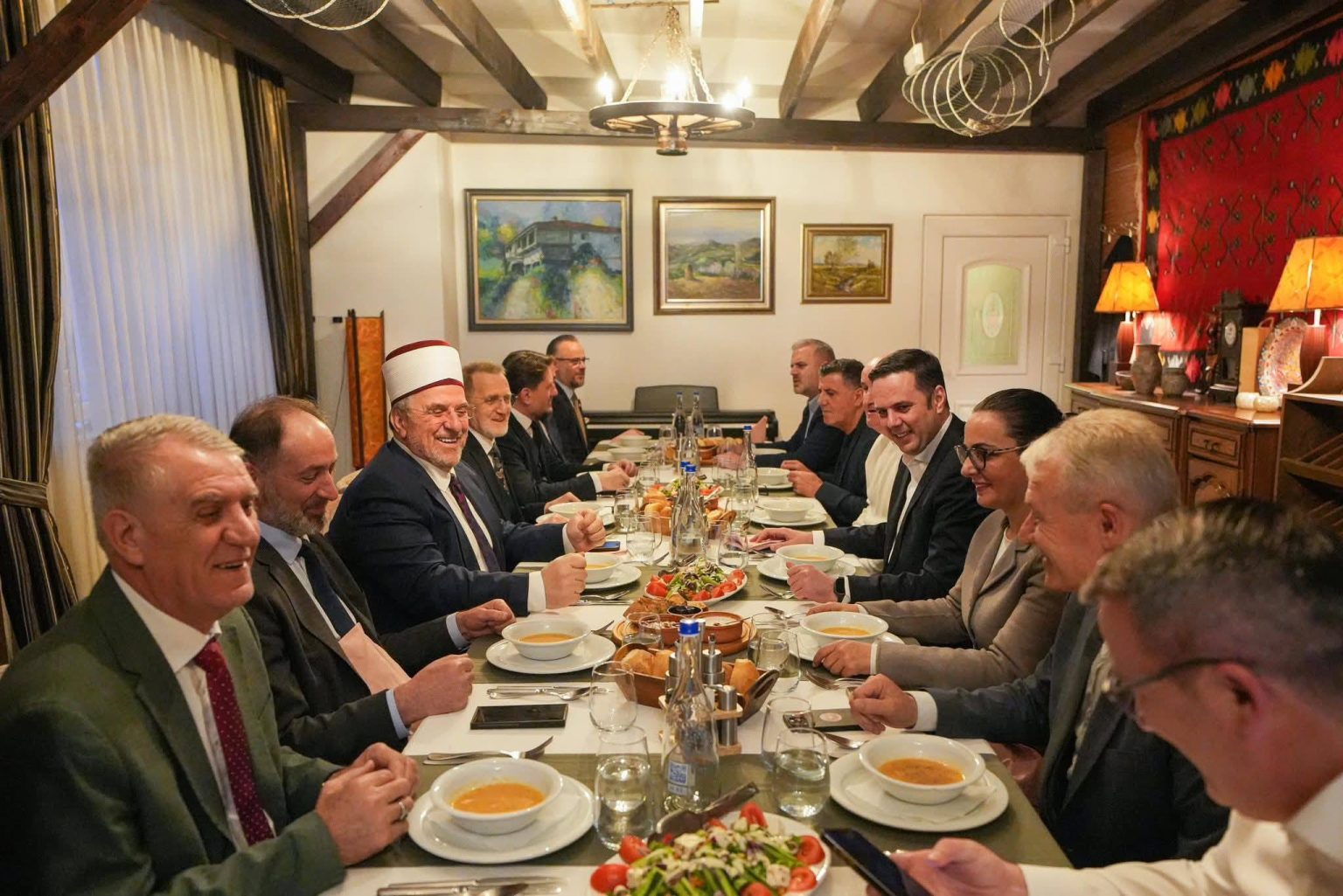Kryetari i Lidhjes Demokratike të Kosovës, z. Lumir Abdixhiku, shtroi sonte iftar për Myftiun Tërnava dhe bashkëpunëtorët e tij.
