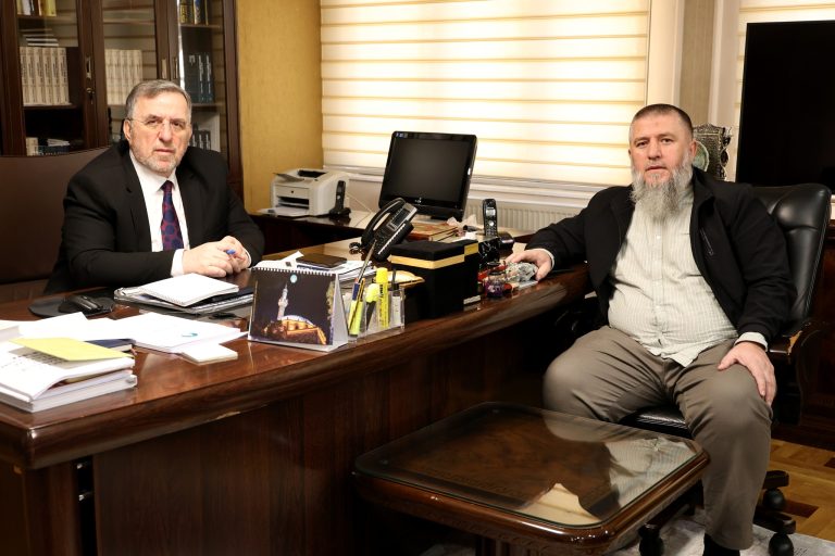 Hoxhë Fatos Rexhepi dhuroi 15,000€ donacion për blerjen e librave nga BIK-u për Xhamitë e Kosovës
