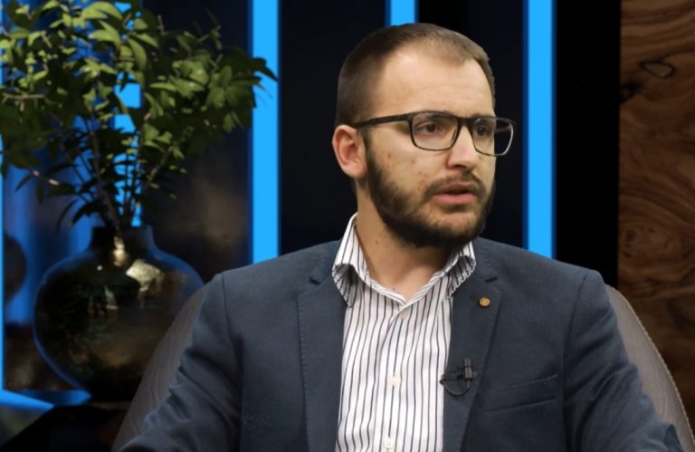 Nga “rrezik” në “dekor politik”: Si u transformua Islami në duart e politikës shqiptare Nga “rrezik” në “dekor politik”: Si u transformua Islami në duart e politikës shqiptare