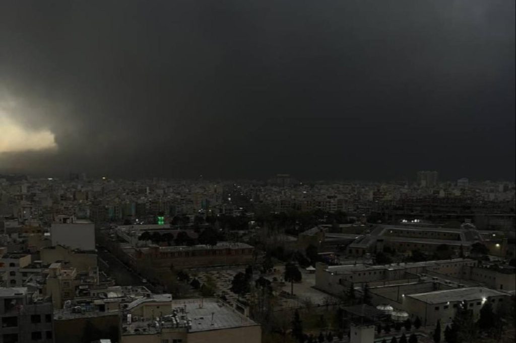 Gazetari i CNN-it: në Teheran ka filluar të bie “shi i zi” pas sulmeve