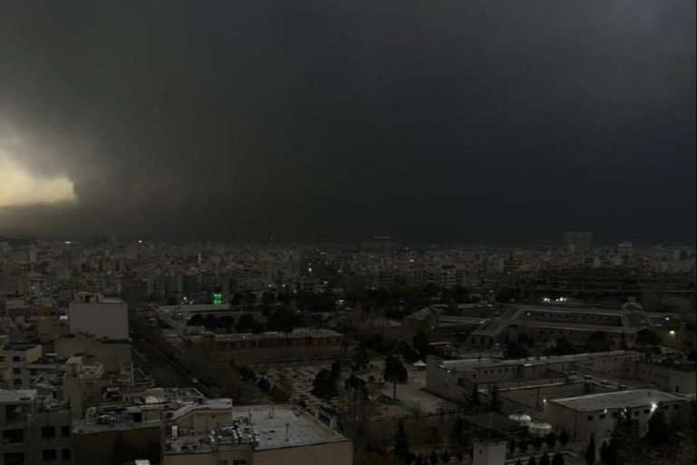 Gazetari i CNN-it: në Teheran ka filluar të bie “shi i zi” pas sulmeve
