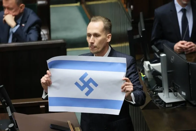 Deputeti polak shkakton reagime të ashpra pas shfaqjes së simbolit nazist në flamurin izraelit